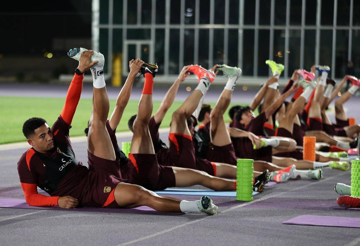 精彩足球赛事即将登场,球迷热情高涨 精彩足球赛事即将登场,球迷热情高涨