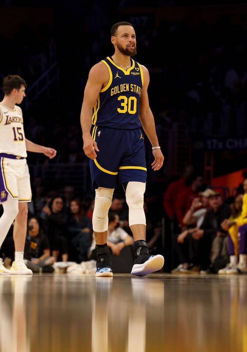 勇士胜魔术,库里罚球线上被装入篮筐 勇士胜魔术,库里罚球线上被装入篮筐