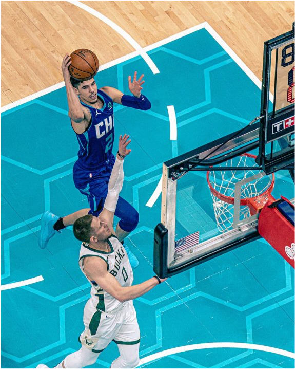 雄鹿击败黄蜂，惨胜收官