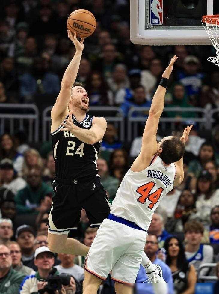 雄鹿战胜尼克斯,取得胜利 雄鹿战胜尼克斯,取得胜利