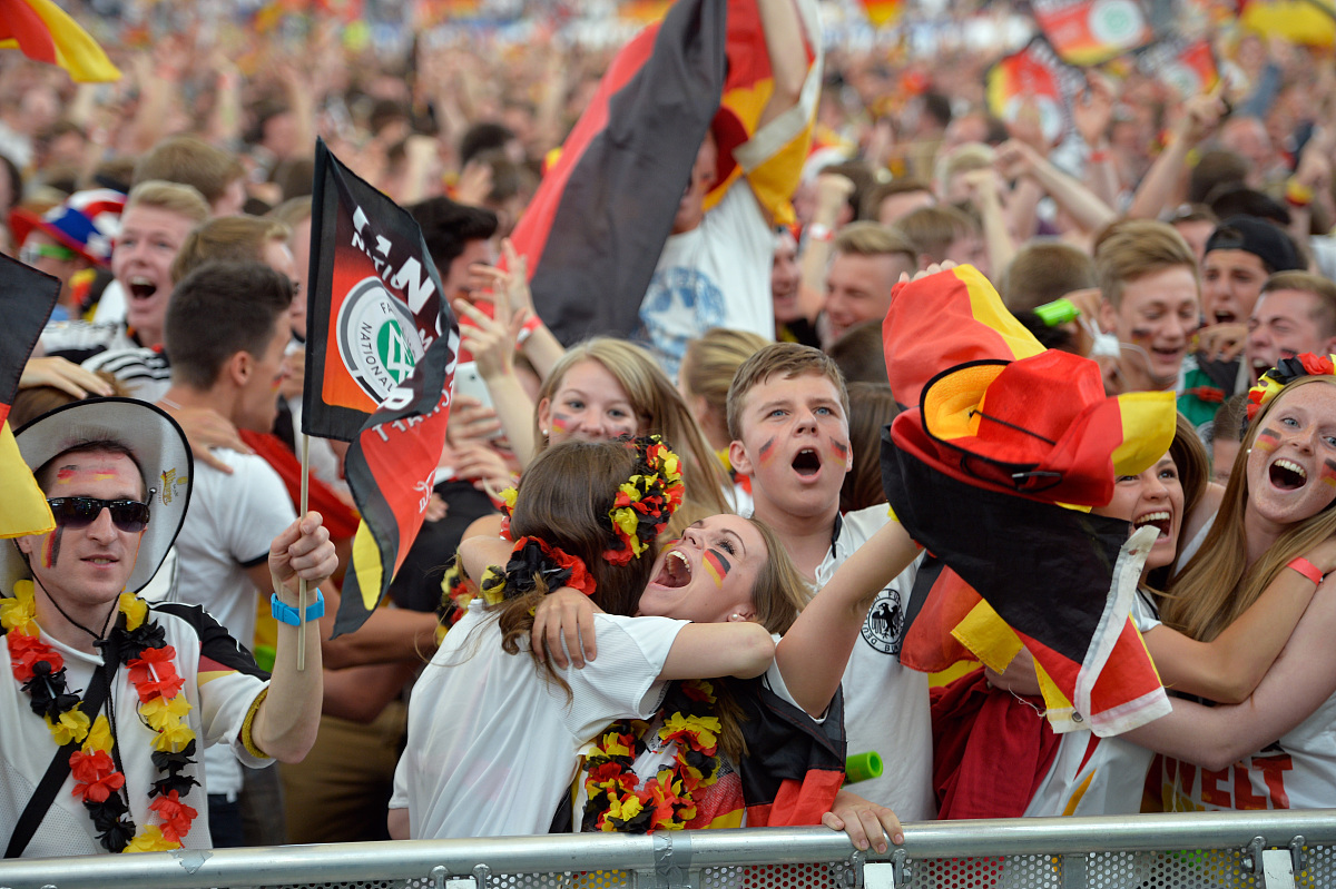 关于赛场激烈对抗成为球迷热门话题，掀起激情狂潮的信息